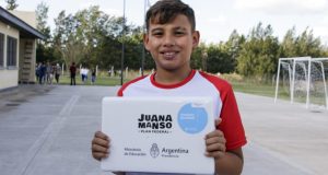 Achával acompañó a estudiantes que recibieron su netbook en Astolfi