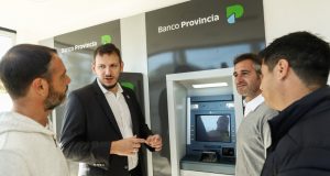 Achával y Cuattromo inauguraron un nuevo cajero automático en Villa Astolfi