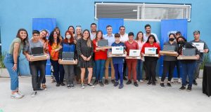 Entrega de netbooks a alumnos en Derqui
