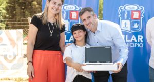 Achával acompañó a estudiantes que recibieron su netbook
