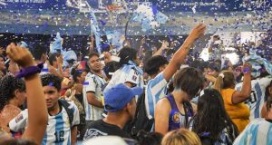 Los vecinos festejaron en el Microestadio el pase a la final de la Selección
