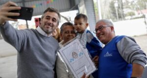 Achával acompañó a los vecinos que recibieron las escrituras de sus hogares