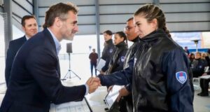 Achával acompañó a los agentes de la Guardia Urbana en su egreso