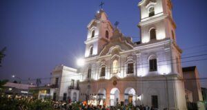Vecinos en la misa por la Virgen del Pilar