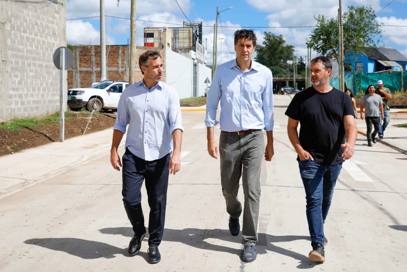 Achával inauguró el nuevo asfalto de la calle Ricchieri