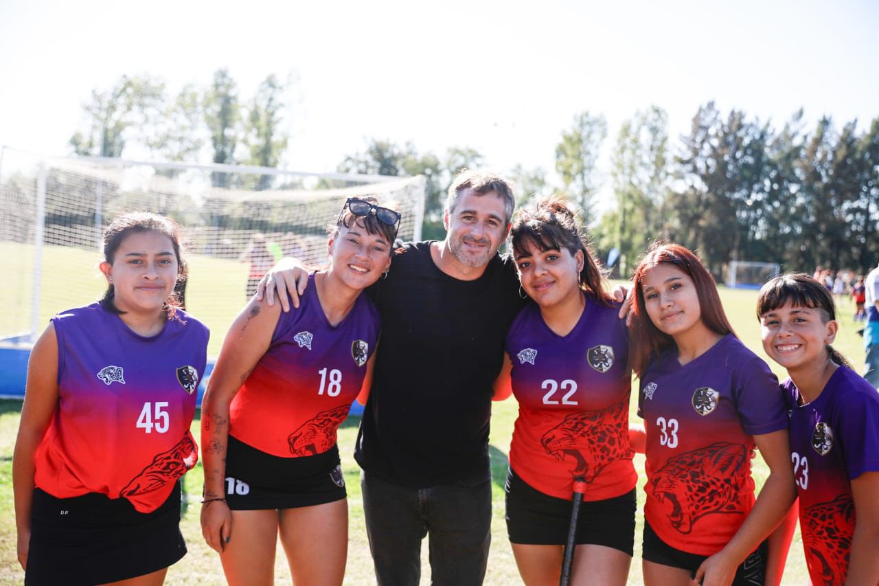 Achával acompañó a los jóvenes en la apertura de la Liga Municipal de hockey