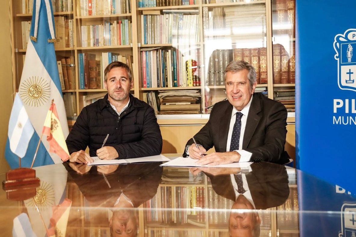 Achával firmó un convenio para fomentar la capacitación de emprendedores pilarenses